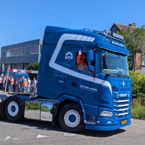 Toeterende vrachtwagens vertrekken