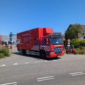 Toeterende vrachtwagens vertrekken