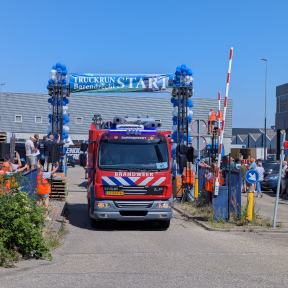 Toeterende vrachtwagens vertrekken
