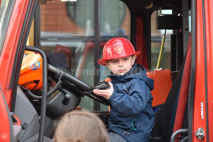 huichelarij Geniet chaos Kinderen verrast met echte brandweerauto bij voorstelling 'Brandweerman  Sam' – BarendrechtNU.nl