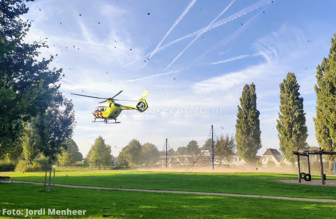 Traumahelikopter geland in Park Nieuweland voor medische noodsituatie in woning aan de Talmaweg