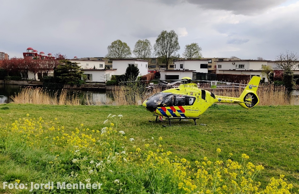 Traumahelikopter geland langs Portlandse Baan voor medische noodsituatie aan de Waddenring