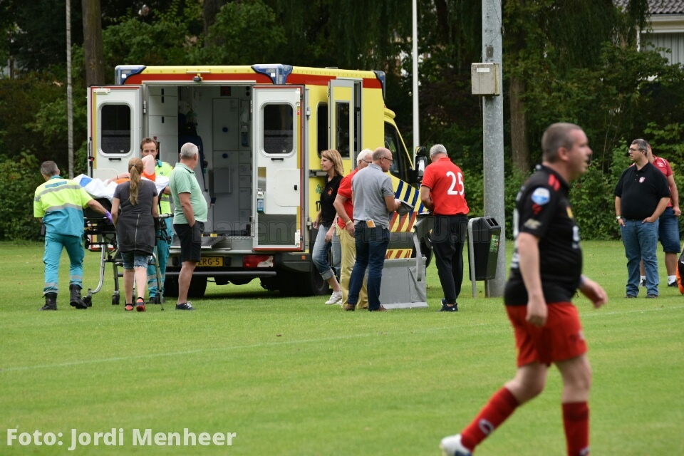 G-Voetballer op de Bongerd gewond geraakt, is zojuist meegenomen in de ambulance