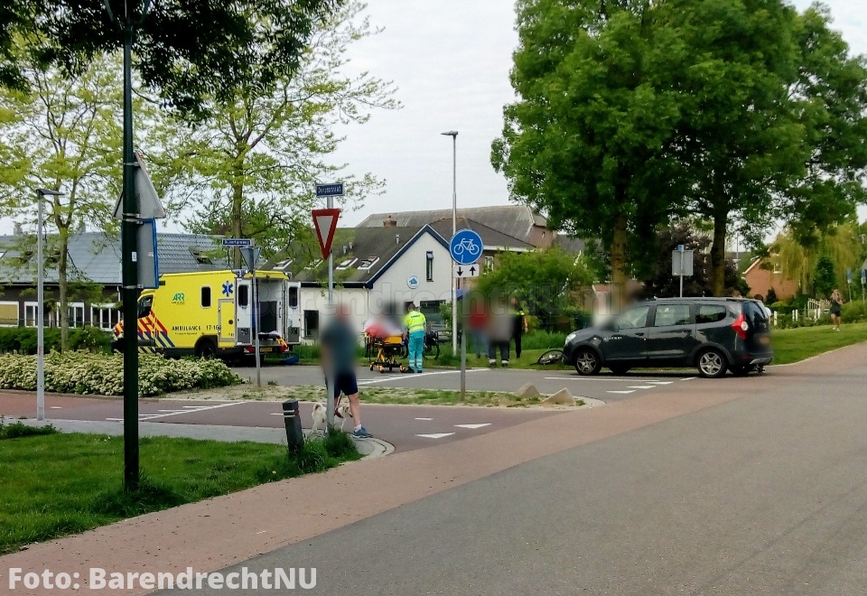 Vrouw gewond bij aanrijding auto/fiets op de kruising Voordijk / Ouvertureweg