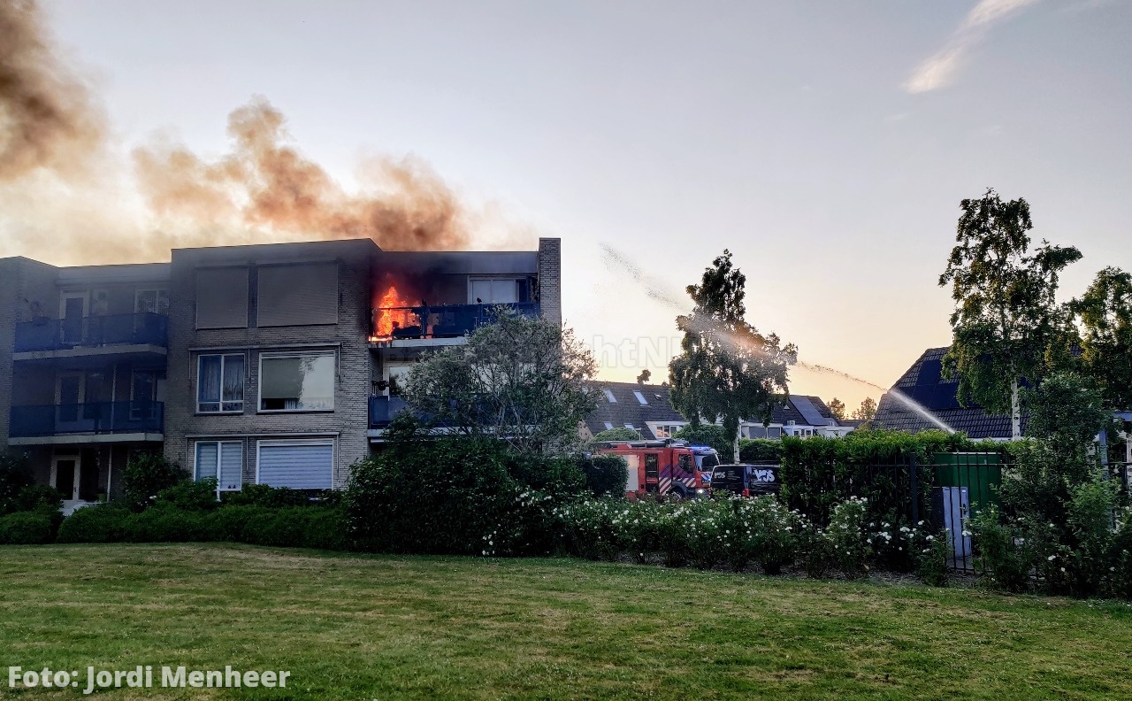 Live: Brand op balkon van woning aan de Mandolinehof, vuur inmiddels geblust