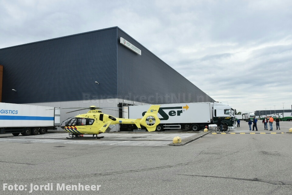 Traumahelikopter geland op bedrijventerrein Dierenstein, ambulance bedrijfshal ingereden