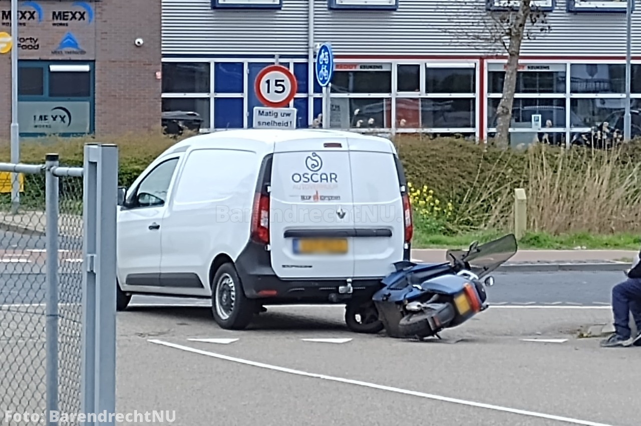 Aanrijding bestelbus / scooter bij uitgang IKEA Barendrecht