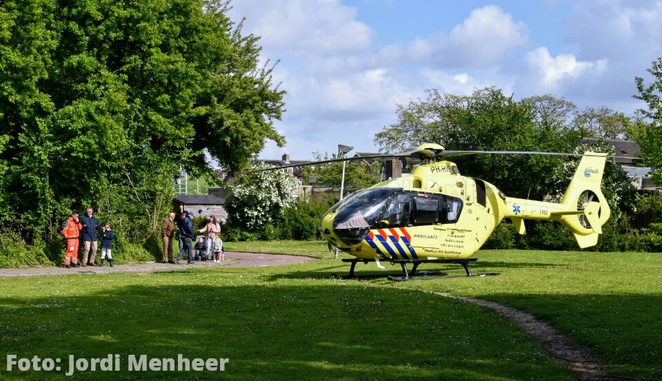 Traumahelikopter geland aan de Kwikstaart voor medische noodsituatie aan de Bergeend
