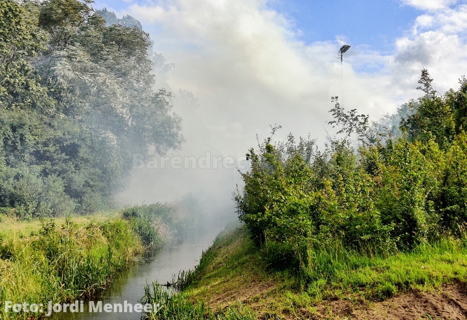 Brand bij de grondbank langs de Kilweg / Achterzeedijk, veel rookontwikkeling, trekt over de A29