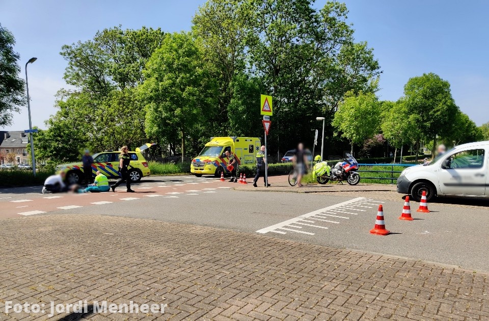 Aanrijding bestelbus en fietser op kruising Middeldijk / Strausslaan