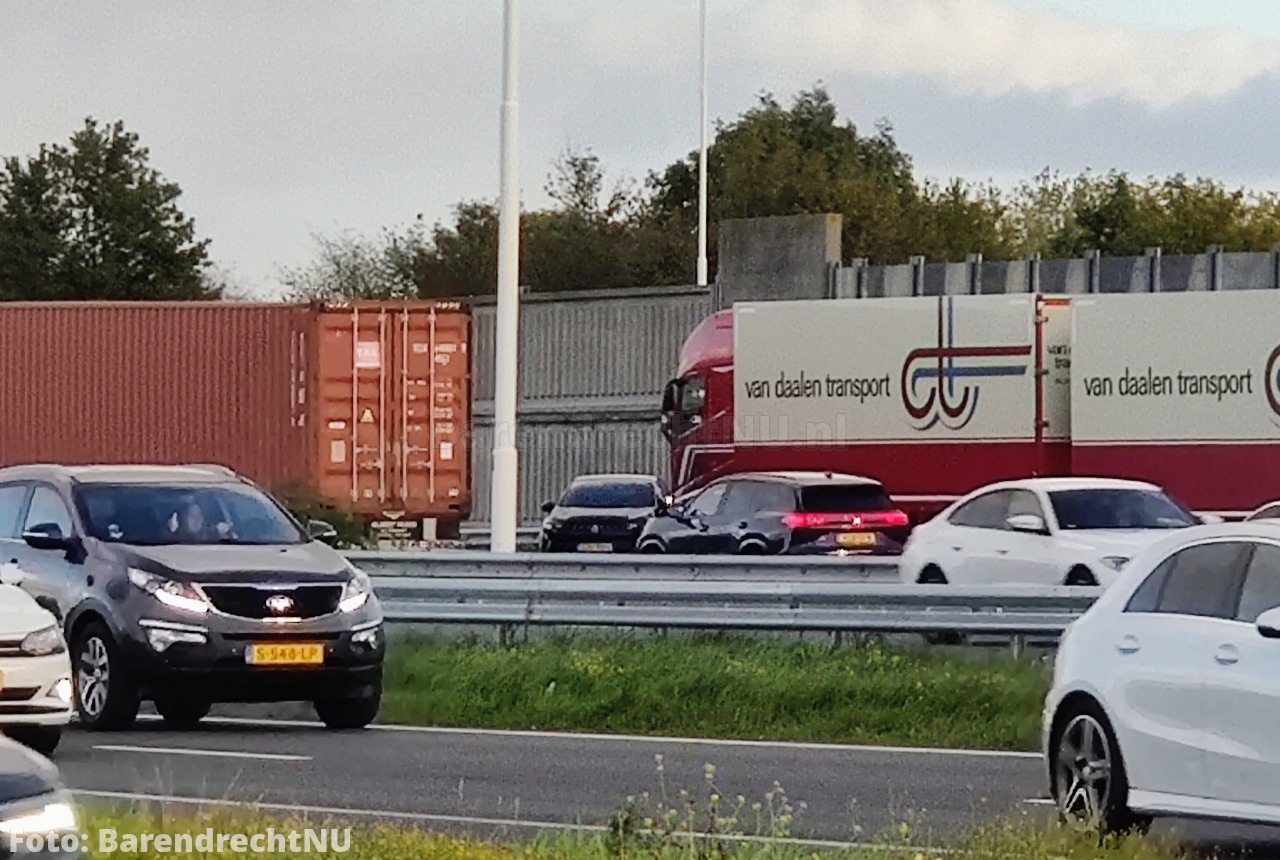FOTO: Aanrijding auto / vrachtwagen op de A15 thv 1e Barendrechtseweg