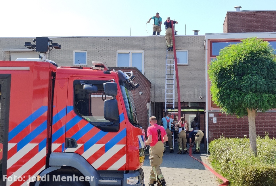 Brandweer ingezet bij Humanitas aan de Klarinetweg om het (platte) dak te koelen, ambulance ook opgeroepen