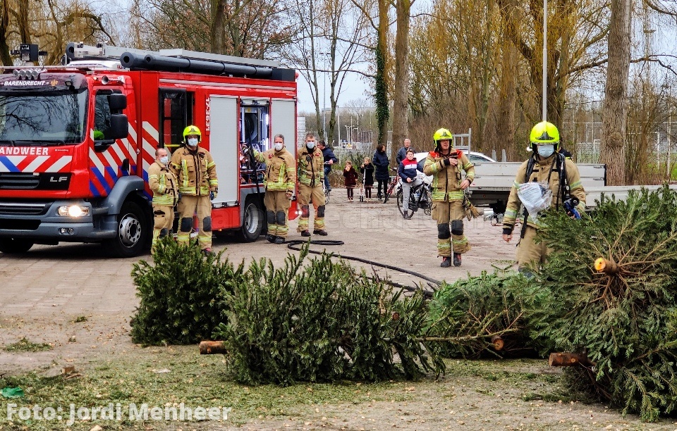 Brand(je) in stapel (opgehaalde) kerstbomen aan de Scheldestraat