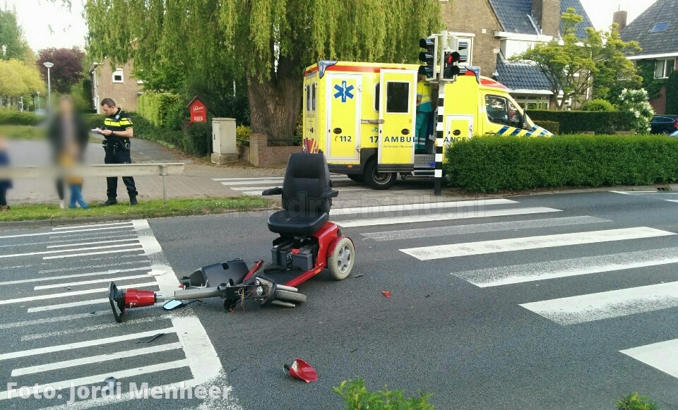 Oudere vrouw op scootmobiel aangereden op de 1e Barendrechtseweg, de weg is afgesloten thv Scheldestraat