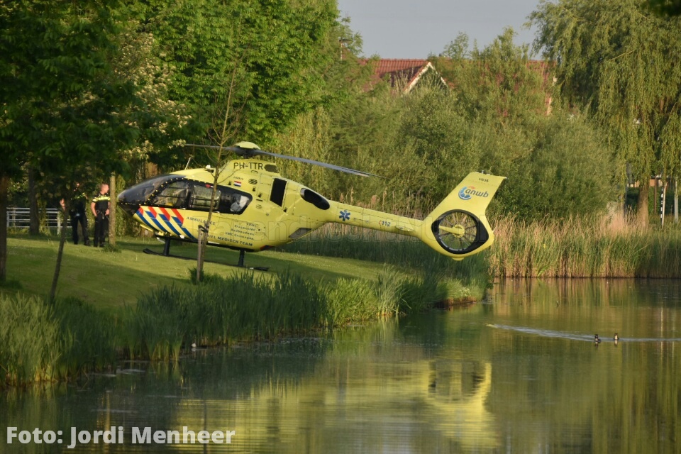 Traumahelikopter geland langs de Noordersingel thv Wilgenwede voor noodsituatie aan de Beukenwede