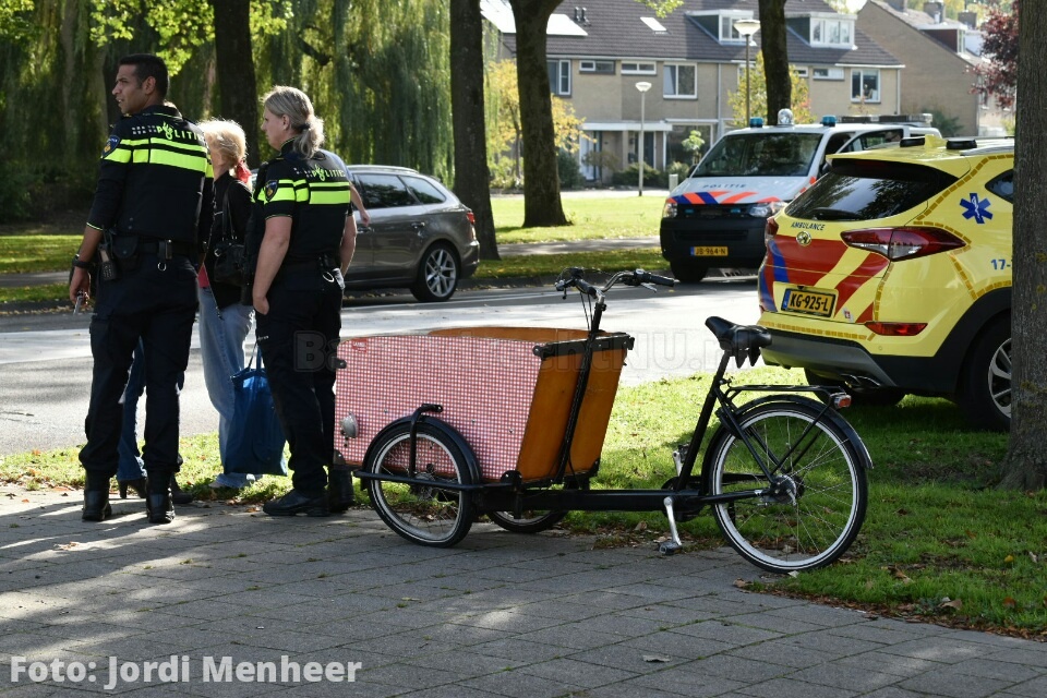 Vrouw met 2 kinderen op bakfiets aangereden door auto op de 2e Barendrechtseweg (weg is afgesloten!)