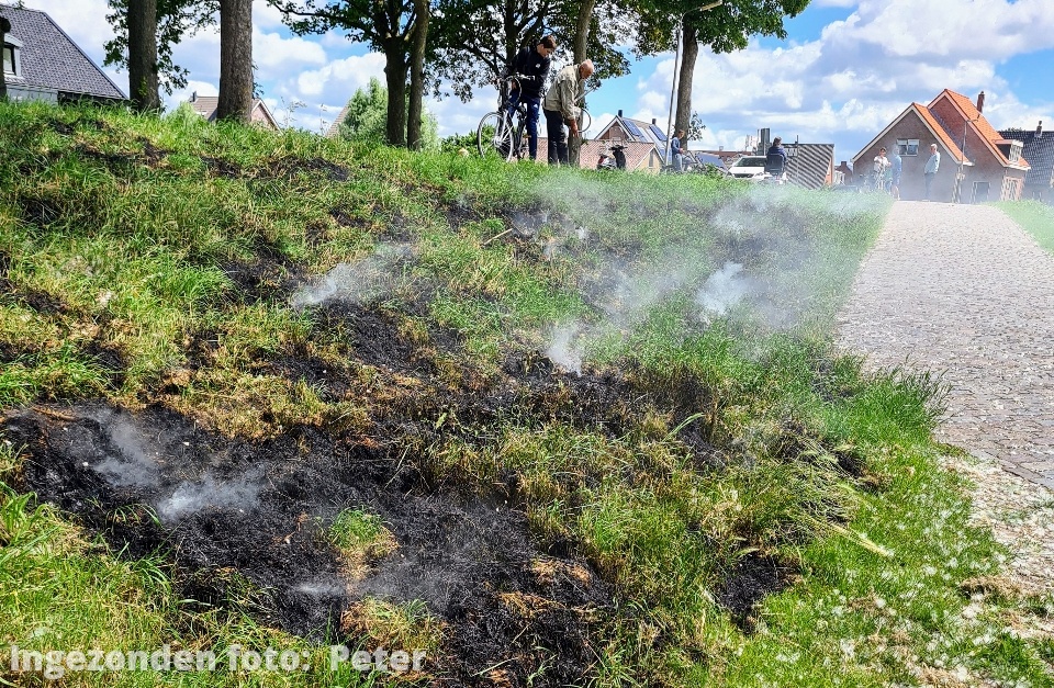 Grasbrand aan de Voordijk in Carnisselande