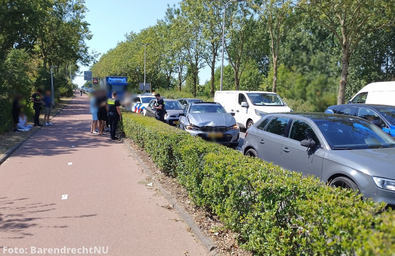 FOTO: Drukte op Dierensteinweg door kop-staart aanrijding, auto met flinke schade