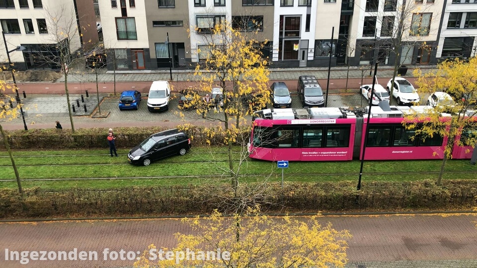 Auto op trambaan gekomen aan de Avenue Carnisse, er rijden momenteel geen trams