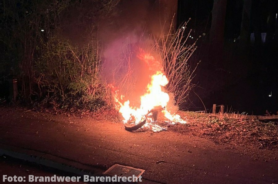 Elektrische scooter in vlammen op bij sportpark de Bongerd
