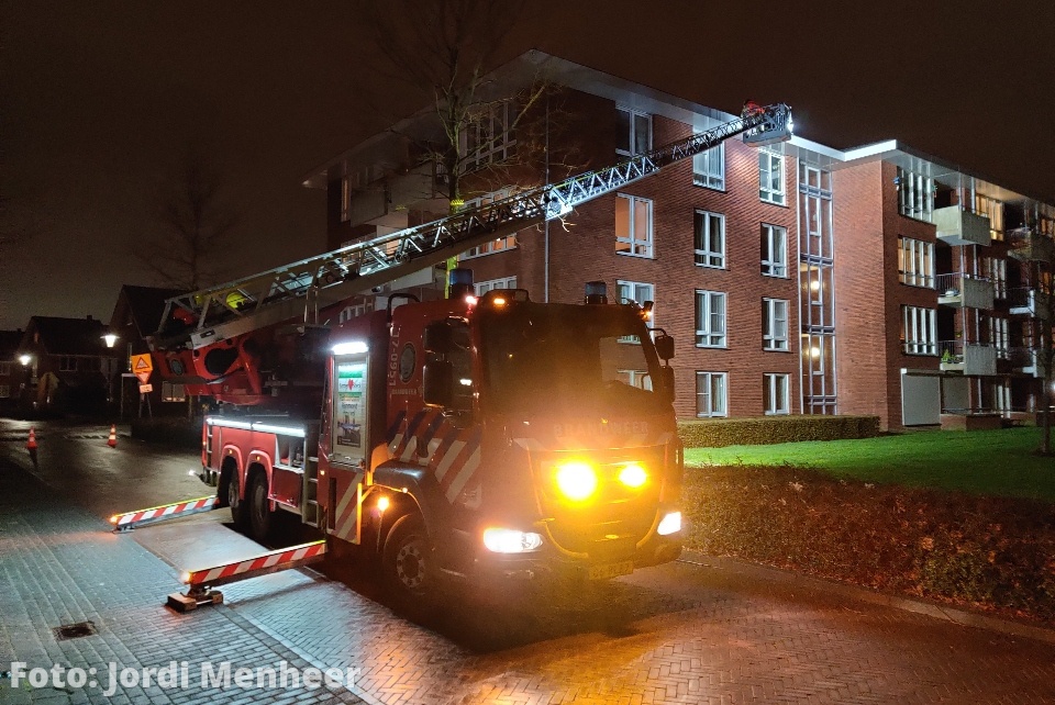 Stormschade Paardenburg: Dakrand losgeraakt, brandweer voert controle uit