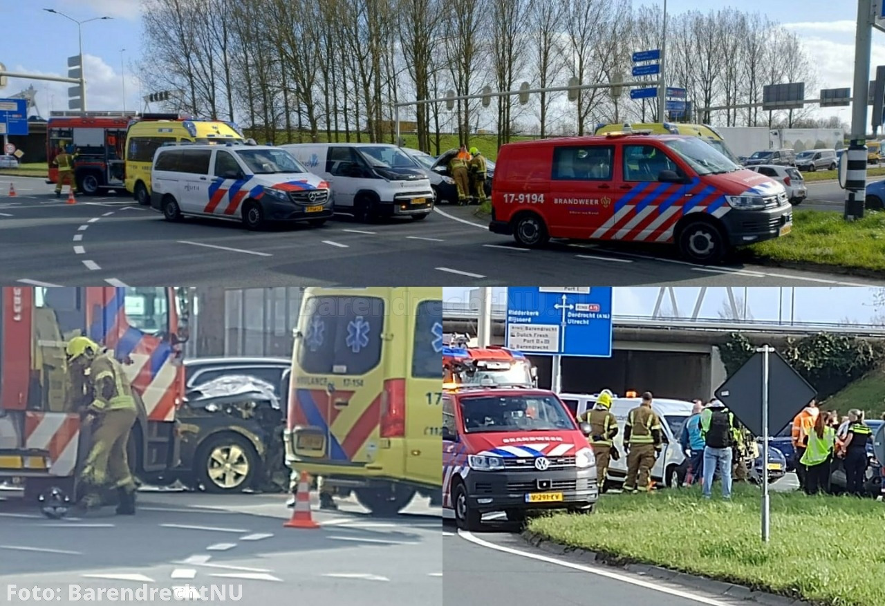 FOTO: Aanrijding met meerdere voertuigen bij kruising op/afrit IJsselmondse Randweg