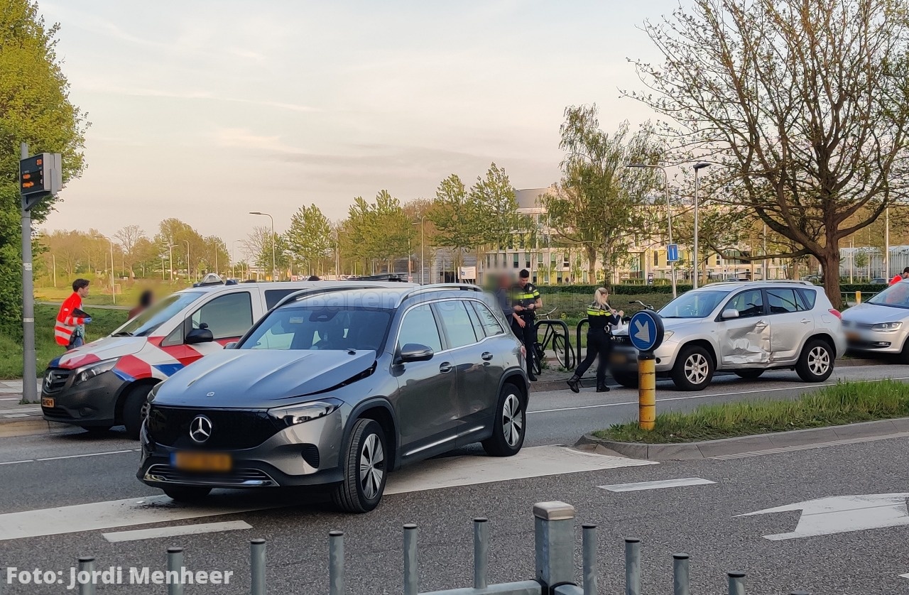 Live: Aanrijding personenauto's op 1e Barendrechtseweg thv viaduct A15