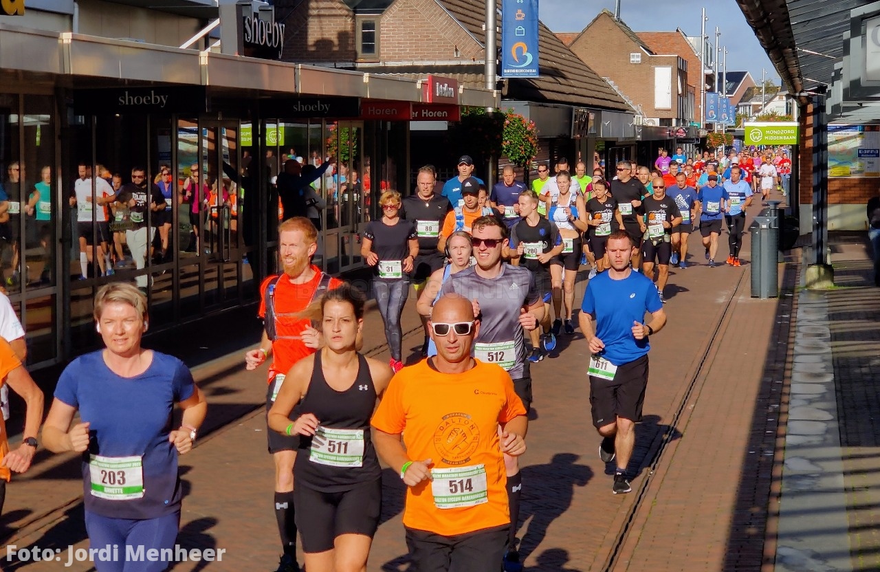 Deelnemers vd halve marathon (en 10km) van Barendrecht zijn zojuist over de Middenbaan gelopen