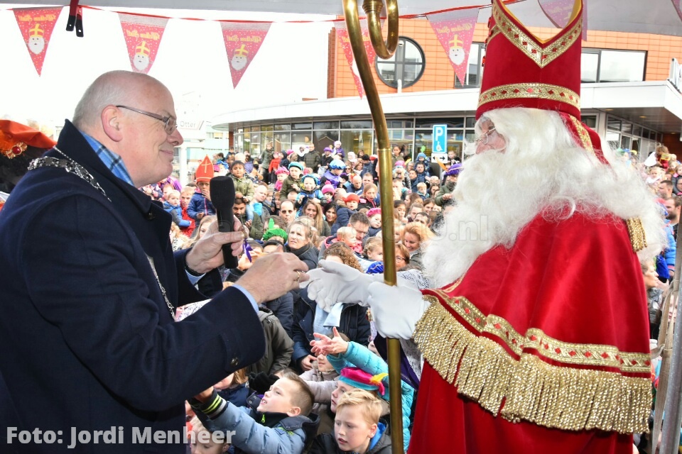 De Zwarte Pieten zijn al in Barendrecht, nu Sinterklaas nog. Kinderen staan vol verwachting te wachten!
