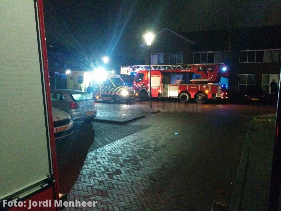 Brand in woning Kalverenburg, persoon in ambulance