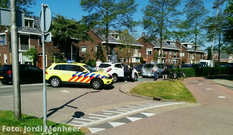 Aanrijding op de 1e Barendrechtseweg thv Scheldestraat, ambulance met spoed ter plaatse
