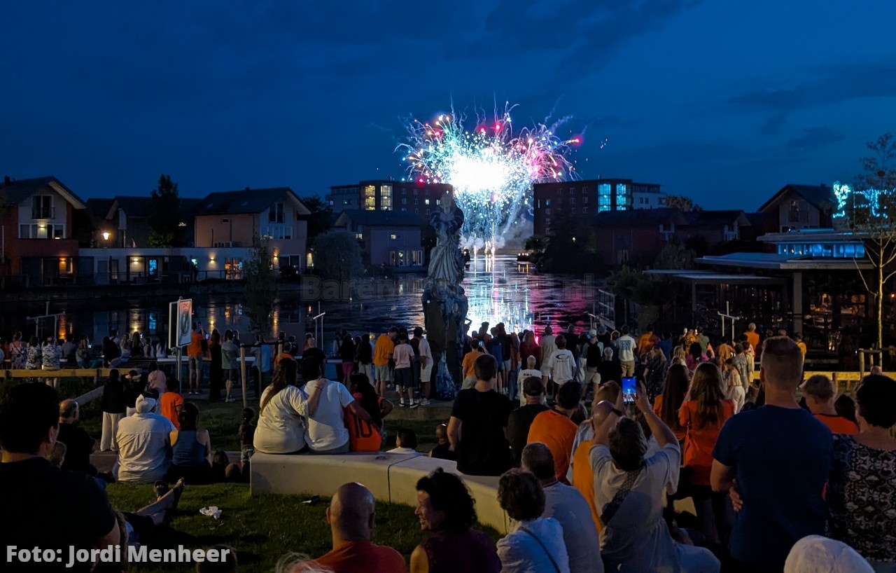 Foto: Vuurwerkshow vanaf het Havenhoofd als afsluiting van het Midzomerfestival Carnisse Veste