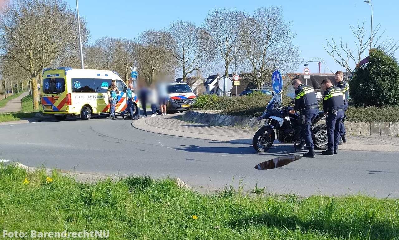 Ongeval met motor op rotonde Middeldijk / Sweelincklaan, motorrijder in ambulance