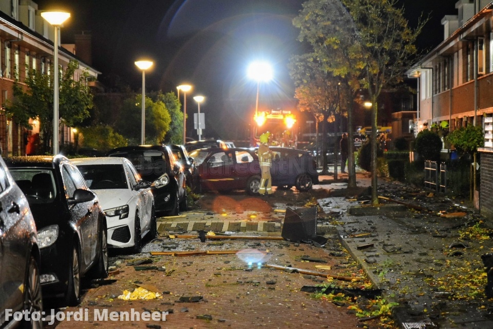 Ravage in Ter Leede door windhoos: Auto's over straat geslingerd
