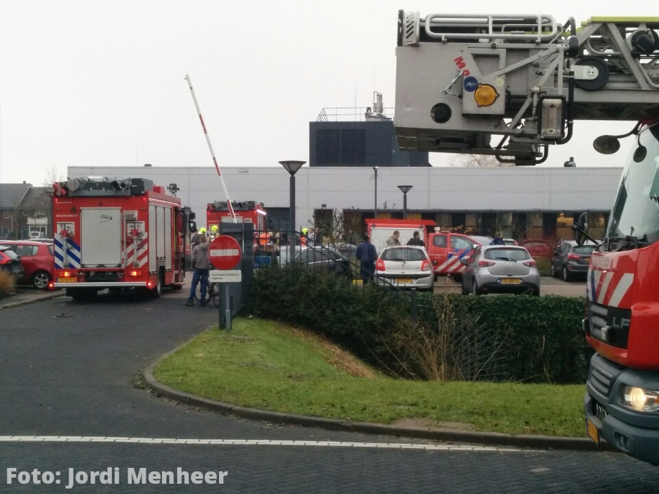 Brandmelding in laboratorium aan de Zwolseweg, ook veel medewerkers uit kantoorpand zijn geëvacueerd