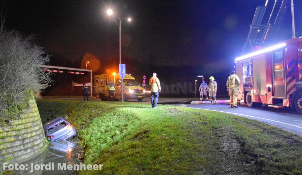 Auto te water bij rotonde Sweelincklaan thv onderdoorgang A29, bestuurder uit auto geholpen