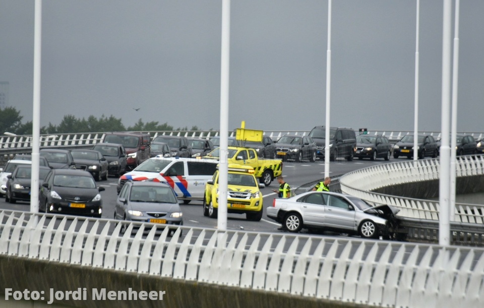 Fly-over A15 naar A29 Barendrecht volledig afgesloten door een auto tegen de vangrail