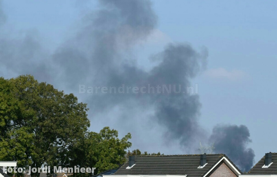 Brand in een schuur aan de Wester Hordijk; zwarte rookwolk trok over het spoor