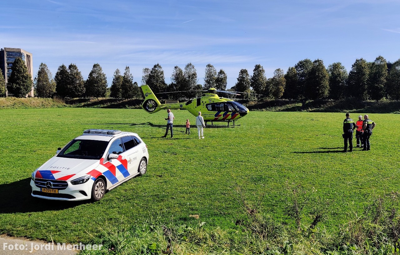 Live: Traumahelikopter geland in het Riederpark voor een medische noodsituatie aan de Boelehaven
