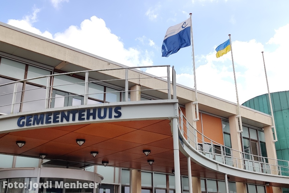 Vlag van Oekraïne gehesen bij gemeentehuis Barendrecht
