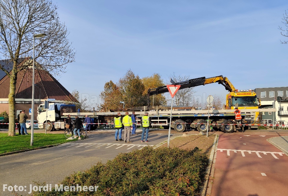 Kruising Voordijk / Ouvertureweg al 2 uur geblokkeerd ivm defect geraakte vrachtwagen met heipalen