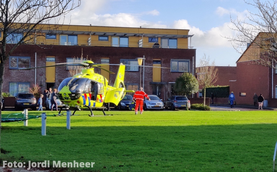 Traumahelikopter geland langs de Wilgenwede voor medische noodsituatie aan de Peppelwede