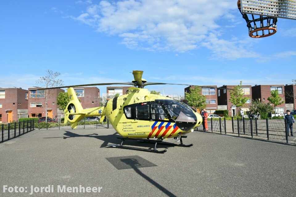 Traumahelikopter geland op speelveld middenin wijk Waterkant voor medische noodsituatie aan de Beugkant