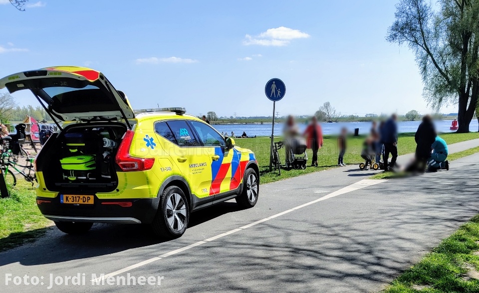 Ongeval met twee wielrenners bij de Oude Maas, ambulance ter plaatse