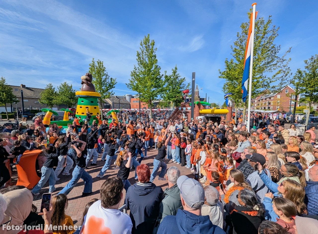 Live: Opening van het Koningsdag Kinderplein op het gemeentehuisplein 