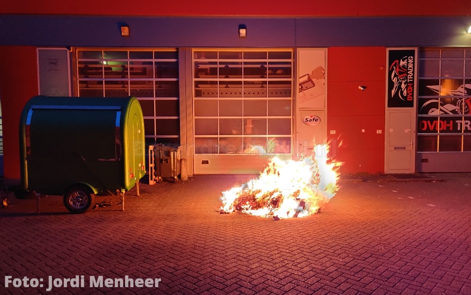 Container in vlammen op bij bedrijf aan de Zwolseweg