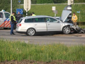 Auto botst op paal aan de Kilweg in Barendrecht