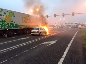 Auto in brand op afrit A15 bij de Dierensteinweg