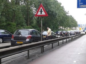 Auto's licht beschadigd bij aanrijding Dierensteinweg in Barendrecht