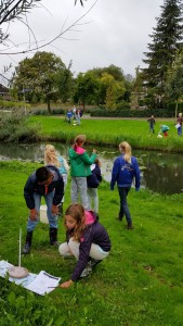 Basisschoolleerlingen in Barendrecht krijgen les over water: "Water leeft!"